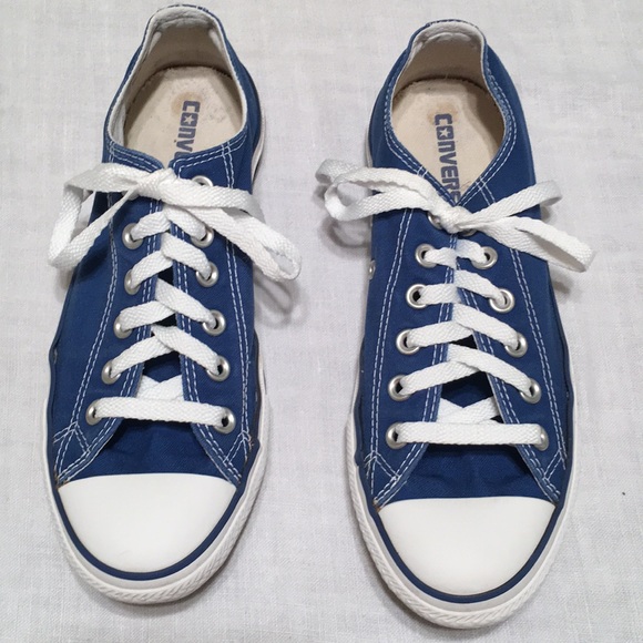 blue converse tennis shoes